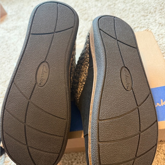 Clark’s suede indoor outdoor slippers - Picture 3 of 5